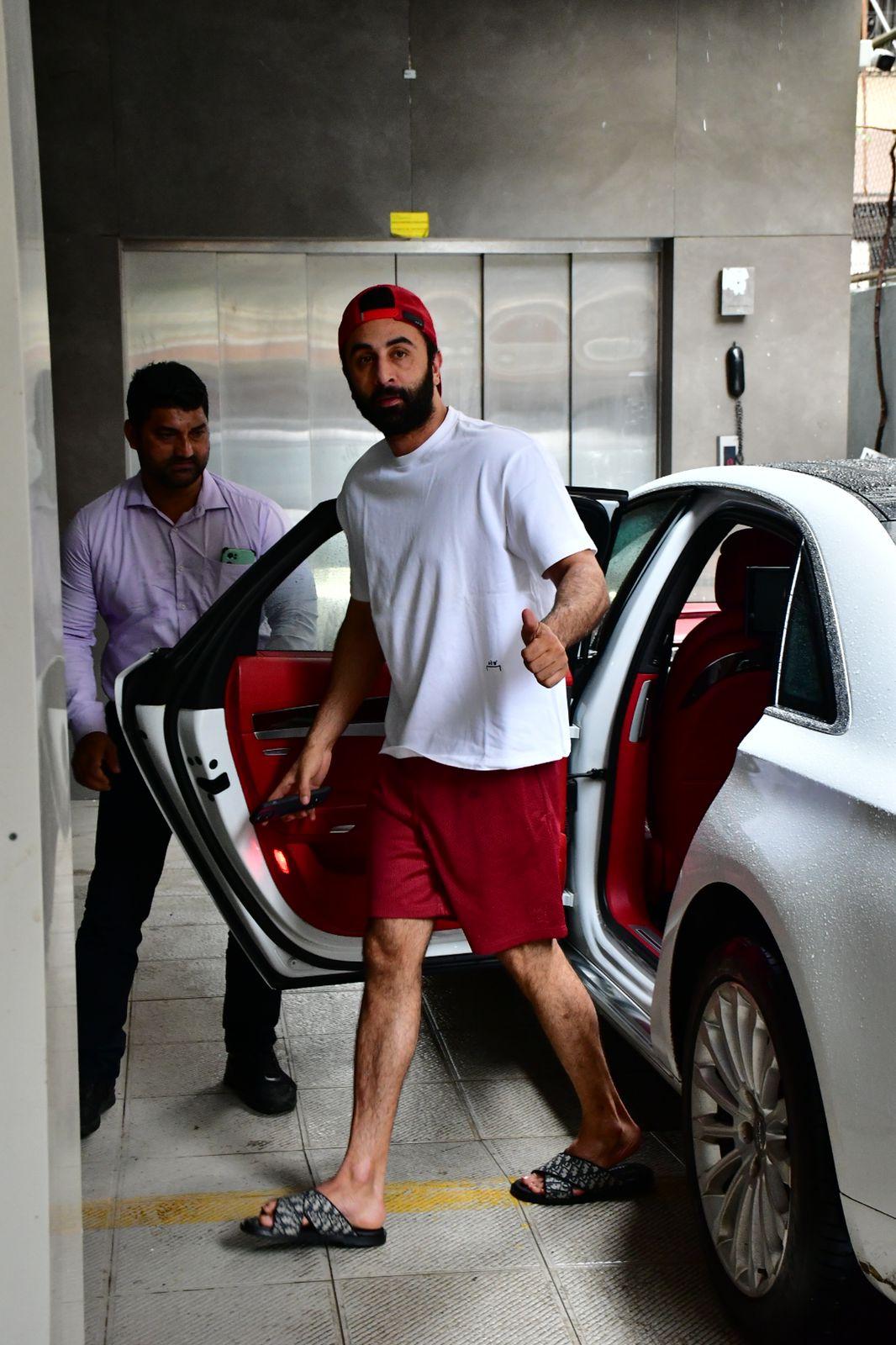  Donning a crisp white shirt paired with vibrant red shorts and a matching cap, the actor exuded an effortlessly cool vibe